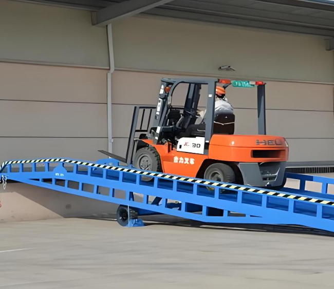 新兴镇移动式卸货平台（叉车用）